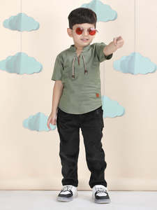 T-shirt décontracté vert à manches courtes en coton style Kurta pour garçons avec col en dentelle – Haut confortable pour le quotidien des enfants - Product Image 5