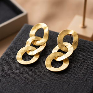 Pendientes de Moda para Mujer, Hechos a Mano en Latón con Acabado en Oro, Regalo Perfecto - Product Image 1