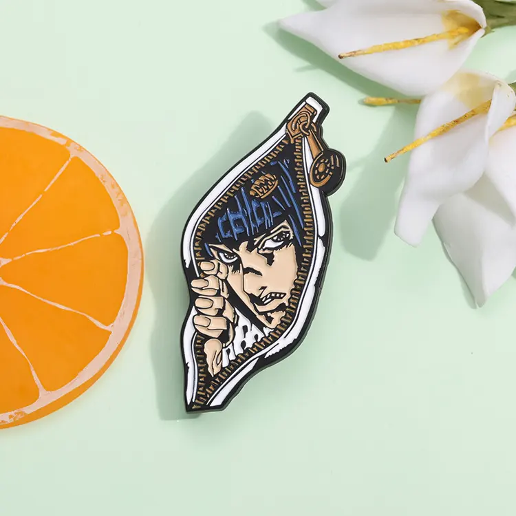 Broche de personnage d'aventure de dessin animé en gros insigne en métal d'anime japonais chaud épingles en émail doux à la mode