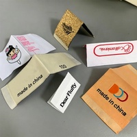 Étiquette latérale de vêtement personnalisée en usine, étiquette de col, étiquette tissée pliée des deux côtés, étiquette en tissu imprimée pliée