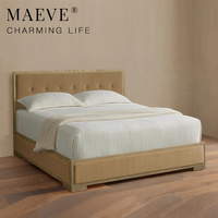 Cadre de lit en bois massif de luxe moderne, lit à panneaux capitonnés Darien de designer pour ensembles de chambres parentales, pièce de mobilier d'hôtel de luxe