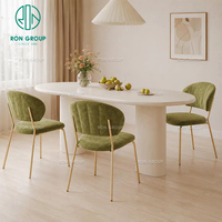 Ensemble de meubles modernes pour la maison Ron Group : table ronde noire à piétement cannelé et chaise ovale capitonnée avec pieds en métal doré