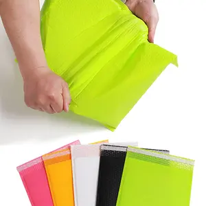 도매 사용자 정의 멀티 컬러 폴리 플라스틱 메일 자루 패딩 포장 배송 포켓 자체 접착 패키지 거품 가방 우편물