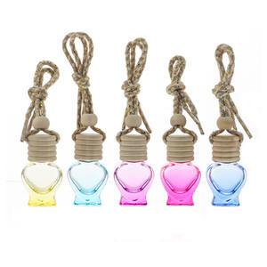 Flacon de parfum pour voiture en verre transparent coloré en forme de cœur de 6 ml avec bouchon à vis - Product Image 1