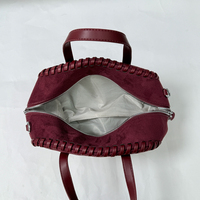 Sac à main Boston vintage en faux daim pour femme, avec bords cousus à la main et pompon décoratif, vente en gros