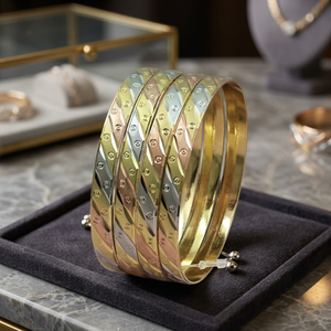 Juego de brazaletes formados chapados en oro de 3 tonos al por mayor, joyería de brazaletes de moda, juego de brazaletes de latón de tres colores, brazaletes de oro de varios tonos. - Product Image 3