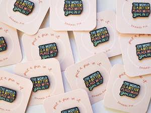 Pin de Esmalte Suave con Diseño de Terapeuta de Salud Mental, Insignia con la Frase 'El Mundo es un Lugar Mejor con Ti', Pin de Solapa para Maestros y Estudiantes - Product Image 5