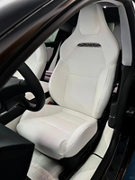 Améliorez et remplacez les sièges de votre Tesla 3, Y ou X avec des kits de personnalisation intérieure haut de gamme incluant des housses de siège en éponge.