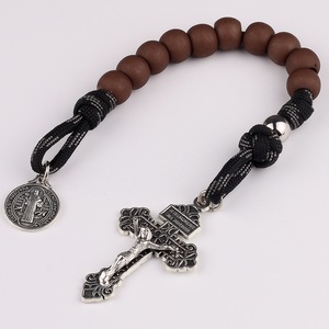 Perline acriliche rosario marrone da un anno con medaglia di san benedetto e crocifisso di grazia - Product Image 1