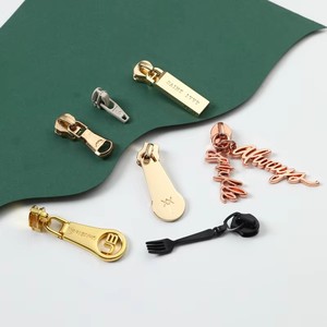 Échantillon <span class=keywords><strong>gratuit</strong></span> Usine d'extracteur de fermeture éclair en métal de haute qualité respectueuse de l'environnement avec logo <span class=keywords><strong>personnalisé</strong></span> gravé pour vêtements et sacs - Product Image 6