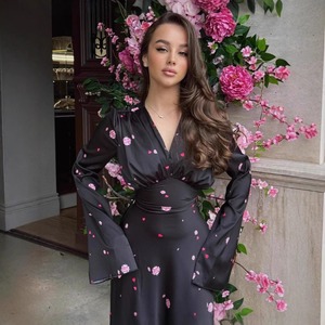 Nuovo Abito Lungo Estivo 2026 da Donna in Raso Stampato con Scollo a V, Stile Francese Chic, Elegante, a Vita Alta, con Maniche Svasate, per Feste, Rosa - Product Image 4