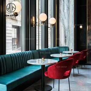 Tavolo Rotondo di Lusso con Piano in Marmo per Hotel Commerciali, Arredamento per Caffè e Ristoranti in Velluto Rosso e Verde, Tavolo e Sedia, Divano e Posti a Sedere - Product Image 4