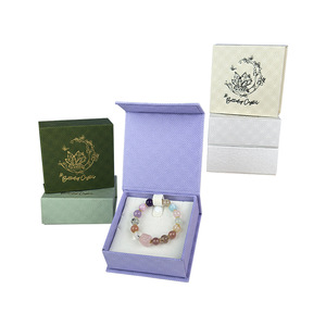 Boîte à bijoux magnétique carrée haut de gamme, finition mate, avec doublure en éponge et design estampé, pour bracelets et accessoires - Product Image 5