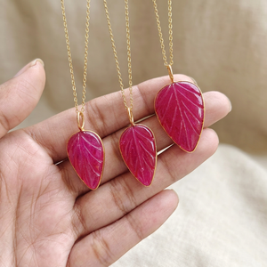 Collier Pendentif Feuille Sculptée en Rubis et Jade, Plaqué Or 18 carats, Sertissage Clos, Breloques Sculptées à la Main, Bijoux Unisexe - Product Image 2