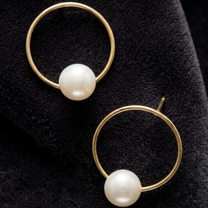 Boucles d'oreilles créoles délicates en laiton plaqué or avec perles et breloque perle d'eau douce pour femme, faites à la main, pour fiançailles et mariage - Product Image 3