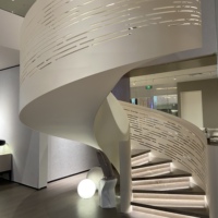 Escaliers en spirale élégants de villa de style européen derniers modèles avec le matériel en verre en acier en bois de conception incurvée préfabriquée