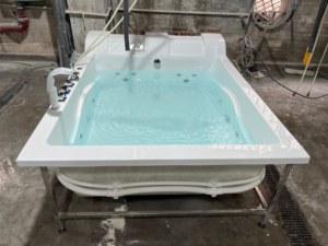 Bañera <span class=keywords><strong>de</strong></span> Hidromasaje Inteligente Moderna HG <span class=keywords><strong>de</strong></span> 77 Pulgadas <span class=keywords><strong>para</strong></span> 2 Personas, con TV Integrada <span class=keywords><strong>de</strong></span> 17 Pulgadas, Altavoz Bluetooth y Luz LED Subacuática, Bañera <span class=keywords><strong>de</strong></span> Masaje <span class=keywords><strong>Spa</strong></span> - Product Image 4