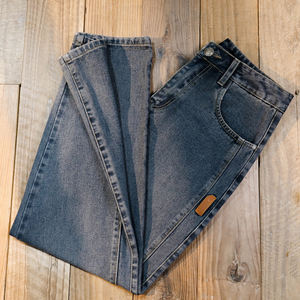 Jeans fuselés pour hommes en denim bleu délavé, décontractés pour le quotidien, avec étiquette personnalisée, vente en gros et approvisionnement en vrac - Product Image 2