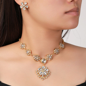 Parure de bijoux pour femme, collier et boucles d'oreilles pendantes florales plaquées or, 2 pièces, avec cristaux étincelants couleur <span class=keywords><strong>champagne</strong></span> - Product Image 4