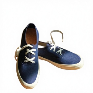 รองเท้าผ้าใบลำลองแบบคลาสสิก หัวกลม ผูกเชือก พื้นยาง รองเท้ากีฬาแบบหุ้มข้อต่ำ สำหรับผู้หญิงและผู้ชาย - Product Image 1