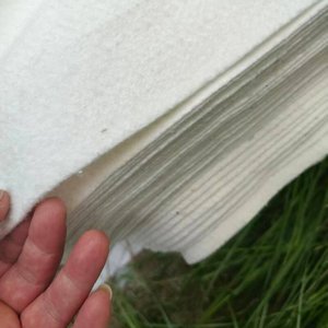 <span class=keywords><strong>Géotextile</strong></span> non tissé blanc, toile technique pour l'entretien routier, <span class=keywords><strong>feutre</strong></span> perméable hydratant, isolation de serre, protection de pente - Product Image 2