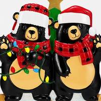 Figurinha de Natal em Resina Família de Urso Preto com Chapéu de Papai Noel, Cachecol Xadrez, Luzes e Base de Madeira, Estilo Moderno de Alta Qualidade para Pendurar