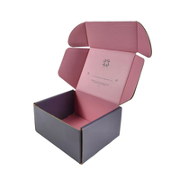 Caja de envío de correo de cartón corrugado rosa y negro de lujo impresa personalizada con logotipo en relieve Embalaje de cartón de alta calidad