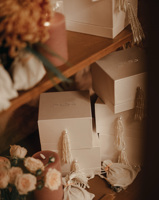 Boîte à parfums blanche mate en papier gaufré, emballage de luxe pour soins de la peau, boîte cadeau pour huiles essentielles pour bébé avec pompon perlé fait main