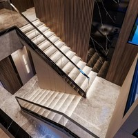 Escalier droit en marbre de luxe sur mesure, marches en pierre durables, finition polie pour les maisons haut de gamme