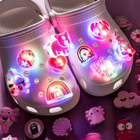 Grosir kustom kartun 3D karet warna-warni kustom merah muda lucu desainer anak bersinar LED 3D menyala sepatu pesona untuk anak-anak
