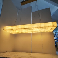 Suspension LED minimaliste à cadre linéaire en laiton, corps en onyx, chaîne dorée, abat-jour en albâtre noir, lumière chaude douce 2700K