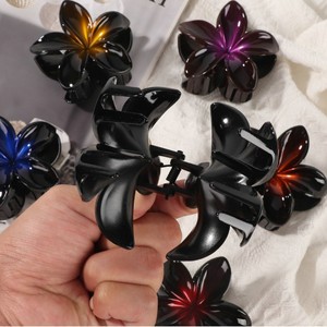 Venta al por mayor Simple pinza para el pelo Europeo Americano oscuro Plumeria huevo diseño Floral resina PC dulce fresco negro pinzas para el pelo Clip - Product Image 3