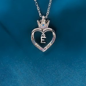 RFJEWEL 2026 Nuova Collana Personalizzata a Forma di Corona e Cuore <span class=keywords><strong>con</strong></span> Lettera <span class=keywords><strong>Iniziale</strong></span>, Collana in Ottone Puro <span class=keywords><strong>con</strong></span> Zirconia Cubica, <span class=keywords><strong>Gioielli</strong></span> alla Moda - Product Image 3