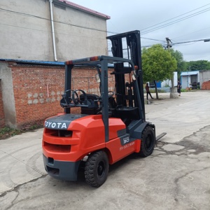 Chariot élévateur diesel Toyota, capacité 30 tonnes, couleur rouge, avec siège et mécanisme de levage de mât, pour usage industriel - Product Image 4