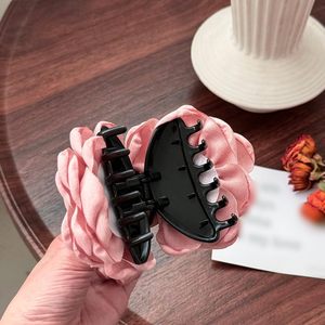 Pince à cheveux élégante en tissu rose rouge de 9,5 cm faite à la main pour femmes et filles - Product Image 4