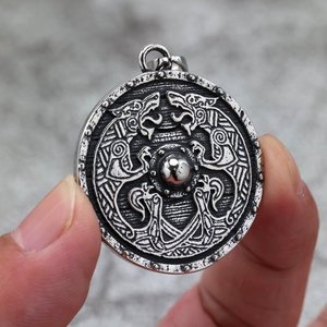 Yunnique-collar con colgante de escudo vikingo de acero inoxidable vintage, medallón de doble cara unisex, regalo, joyería, accesorio de moda - Product Image 2