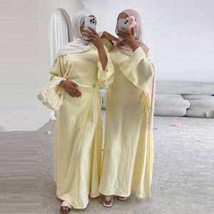 <span class=keywords><strong>Abaya</strong></span> Sharut all'Ingrosso di Dubai, Abito Musulmano Modesto di Lusso da Donna per Eid, Elegante Maxi Abito Estivo Giallo Burro in Morbido Crêpe con Spilla - Product Image 2