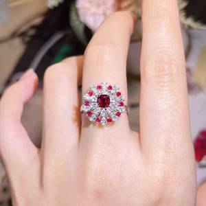 Bague de luxe en or 18 carats sertie de 20 saphirs blancs et d'un rubis rouge sang de pigeon du Mozambique de 0,72 carat, pour femme - Product Image 2