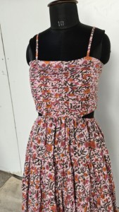 Achetez maintenant une robe longue maxi en coton imprimé à la main en Inde, motif floral uni, robe maxi longue à dos ouvert pour femmes - Product Image 2