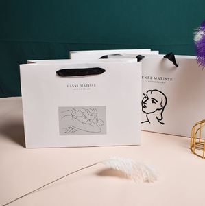 Bolsas de Compras de Papel con Lámina Dorada de Lujo Personalizadas - Bolsas de Regalo Resistentes con Laminado Mate en Relieve para Tiendas de Ropa (Tamaños S/M/L) - Product Image 1