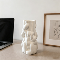 Vase en céramique blanc mat sculptural abstrait torsadé, style moderne minimaliste, décoration de table grise