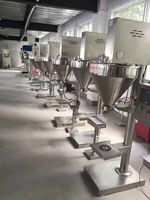 Machine de conditionnement de poudre semi-automatique de haute précision 1-5 kg avec servomoteur, PLC, pompe à engrenages et remplisseur à vis sans fin pour sacs de boissons et produits chimiques
