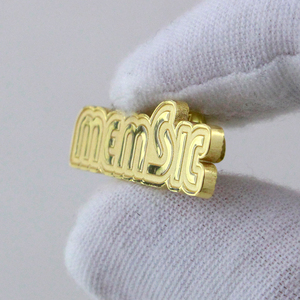 Spilla in Metallo con Nome Personalizzato, Distintivo con Iniziali Incise - Product Image 1