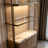 Meuble de bar américain moderne autoportant à usage commercial avec dessus en marbre, portes à panneaux plats en bois, cadre en acier inoxydable, unité de rangement