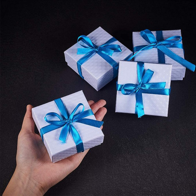 Boites de Carton Carre Ensemble de Bijoux avec epo<i></i>nge A LInterieur Blanc