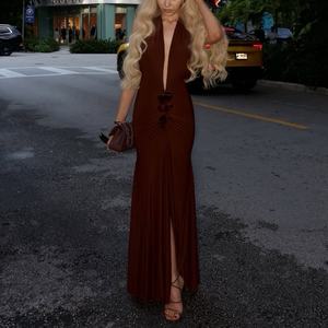 Robe longue élégante de soirée pour femme, style OEM, collection 2026, col halter, décolleté plongeant en V, sans manches, dos nu - Product Image 1