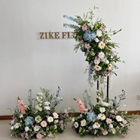 Bruiloft entree decoratie, bloemstukken met wilde bloemen in natuurlijk ogende, hoogwaardige bloemen en groen.