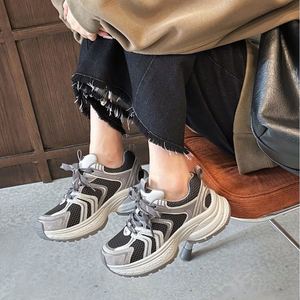 Zapatillas Retro Gruesas Negras y Grises, Calzado Deportivo Versátil con Suela Alta Transpirable de Malla para Mujeres de Baja Estatura - Product Image 4