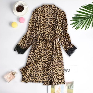 Conjunto de pijama de seda sintética con estampado de leopardo negro, estilo europeo y americano, con encaje de moda. - Product Image 3
