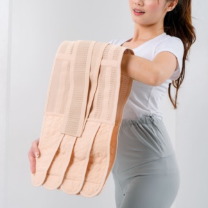 Cinturón de recuperación posparto ajustable en beige Envoltura posparto cómoda y de apoyo de fabricación Indonesia - Product Image 3